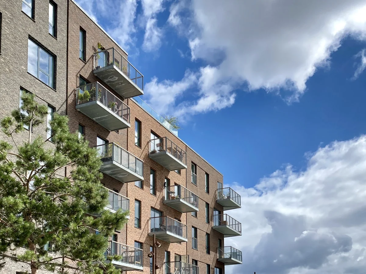 Osterbek Gärten in Hamburg Barmbek-Nord, Backsteinneubau mit Balkonen