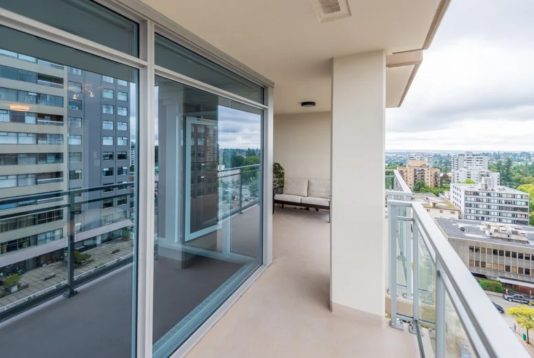 Balkon mit Blick über Nürnberg, bodentiefe Verglasung zum Wohnraum