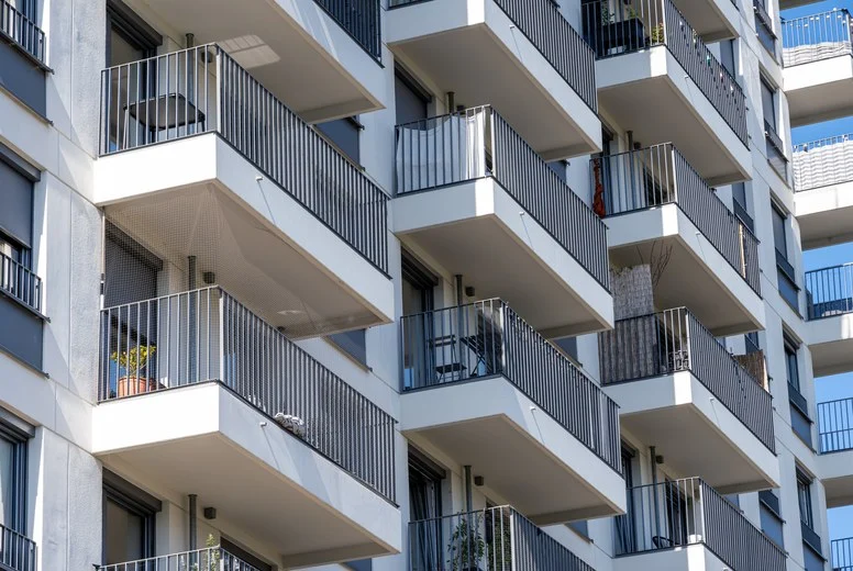 Fassade der Pirckheimer Höfe mit versetzten Balkonen
