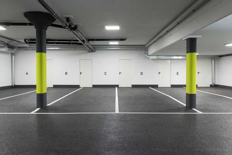Tiefgarage mit markierten Stellplätzen und gelb markierten Stützen